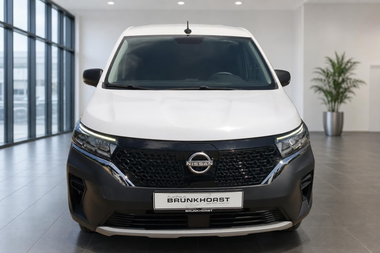 Nissan Townstar Frontansicht mit Kühlergrill und LED-Scheinwerfern im Autohaus