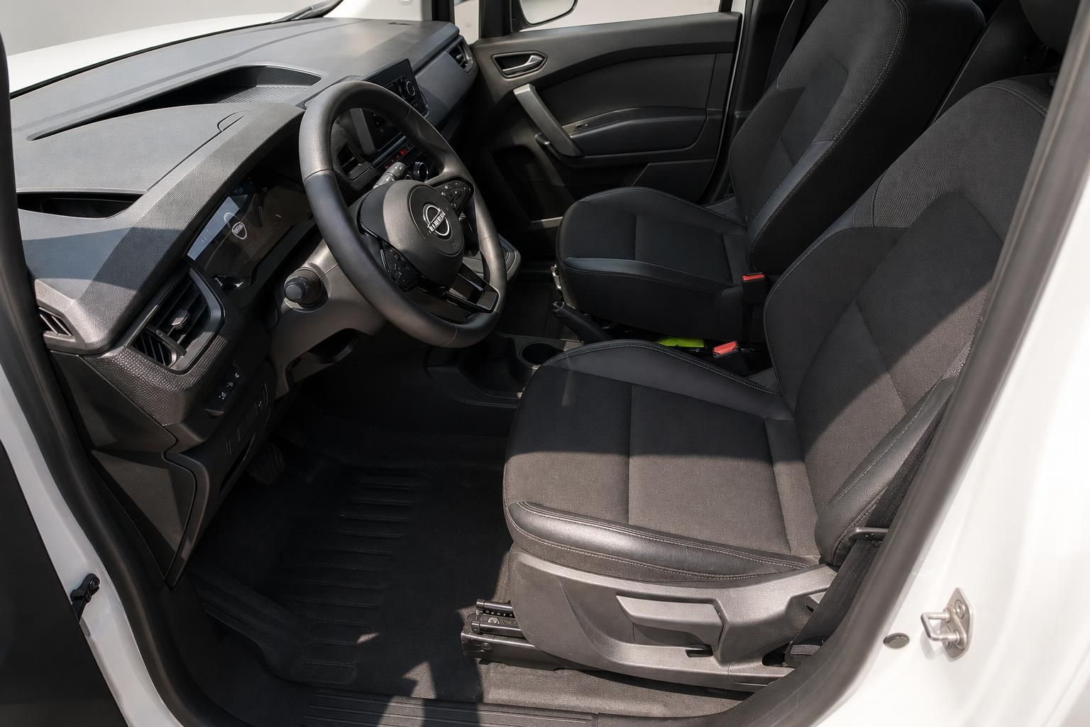 Nissan Townstar Innenraum mit schwarzen Sitzen und modernem Cockpit