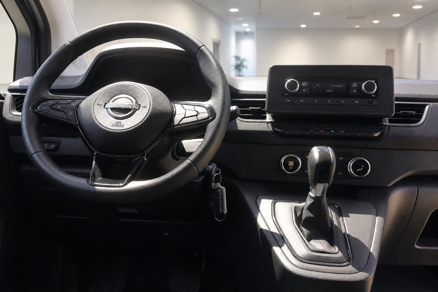 Nissan Fahrzeug Innenraum mit Lenkrad, Schaltknauf und modernem Infotainment-Display