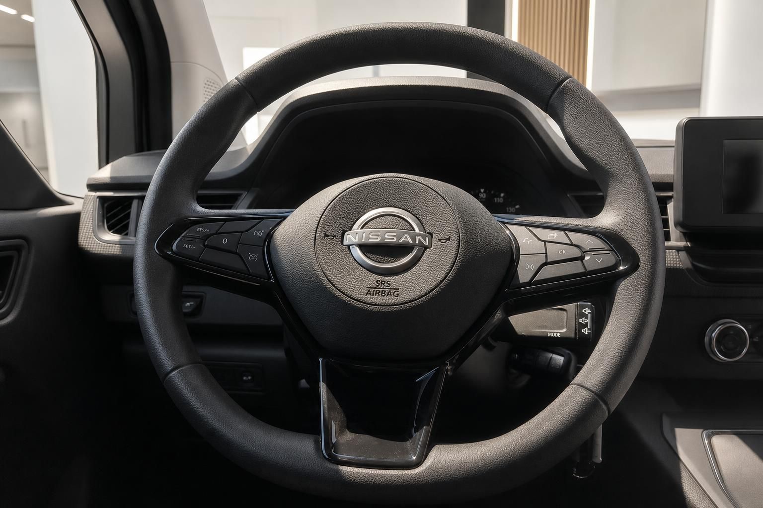 Nissan Lenkrad mit Bedienungstasten und Airbag im Fahrzeuginneren