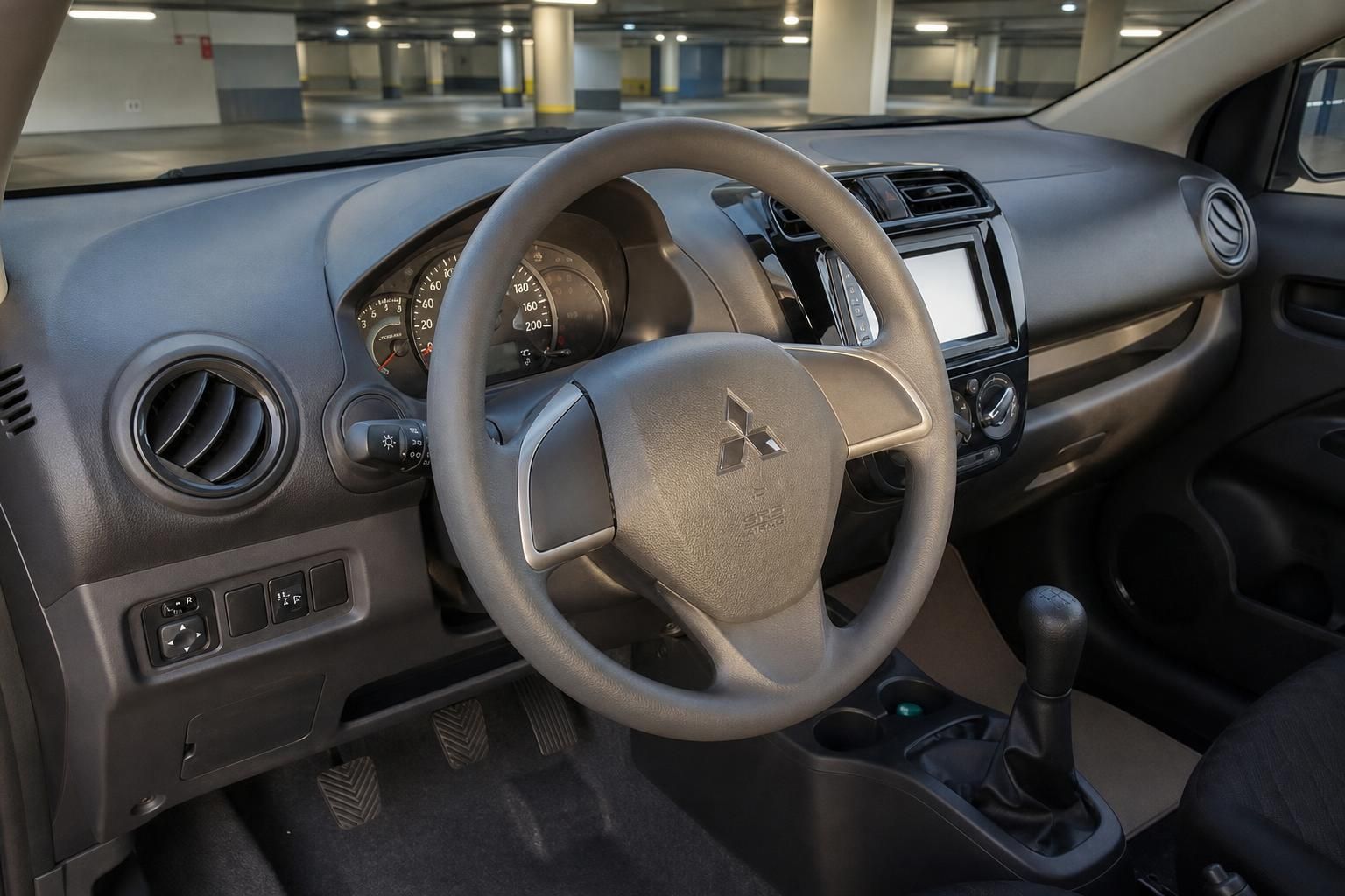 Mitsubishi Space Star Cockpit – Lenkrad, Tacho, Infotainment und Schaltgetriebe Innenraum