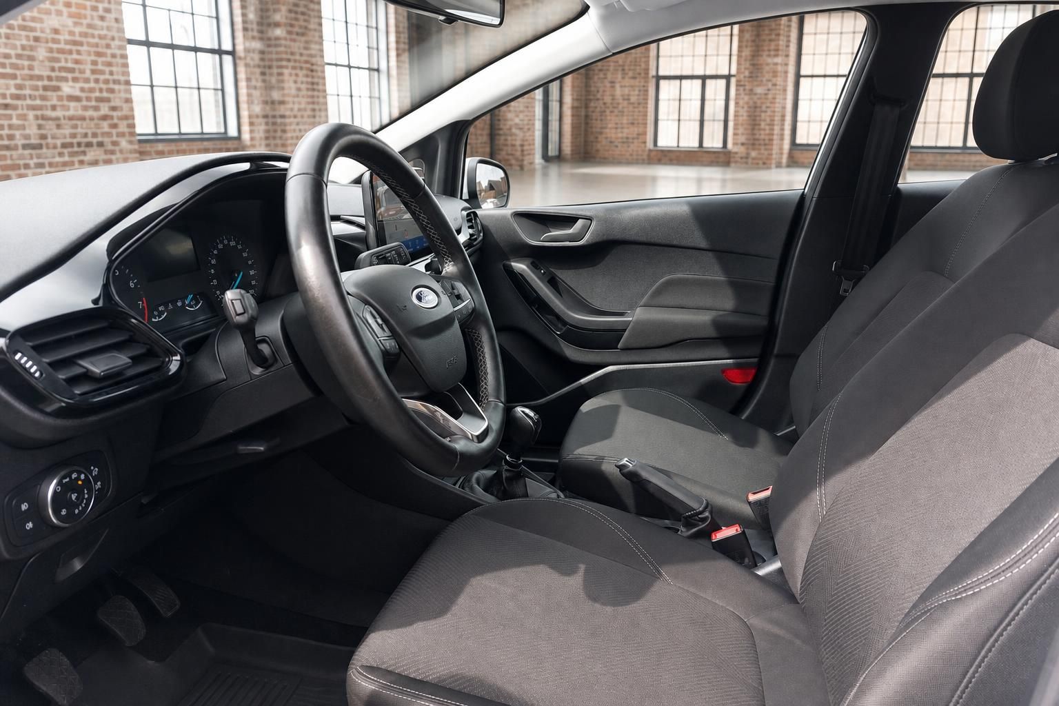 Ford Innenraum mit Blick auf Lenkrad und Vordersitze in Schwarz