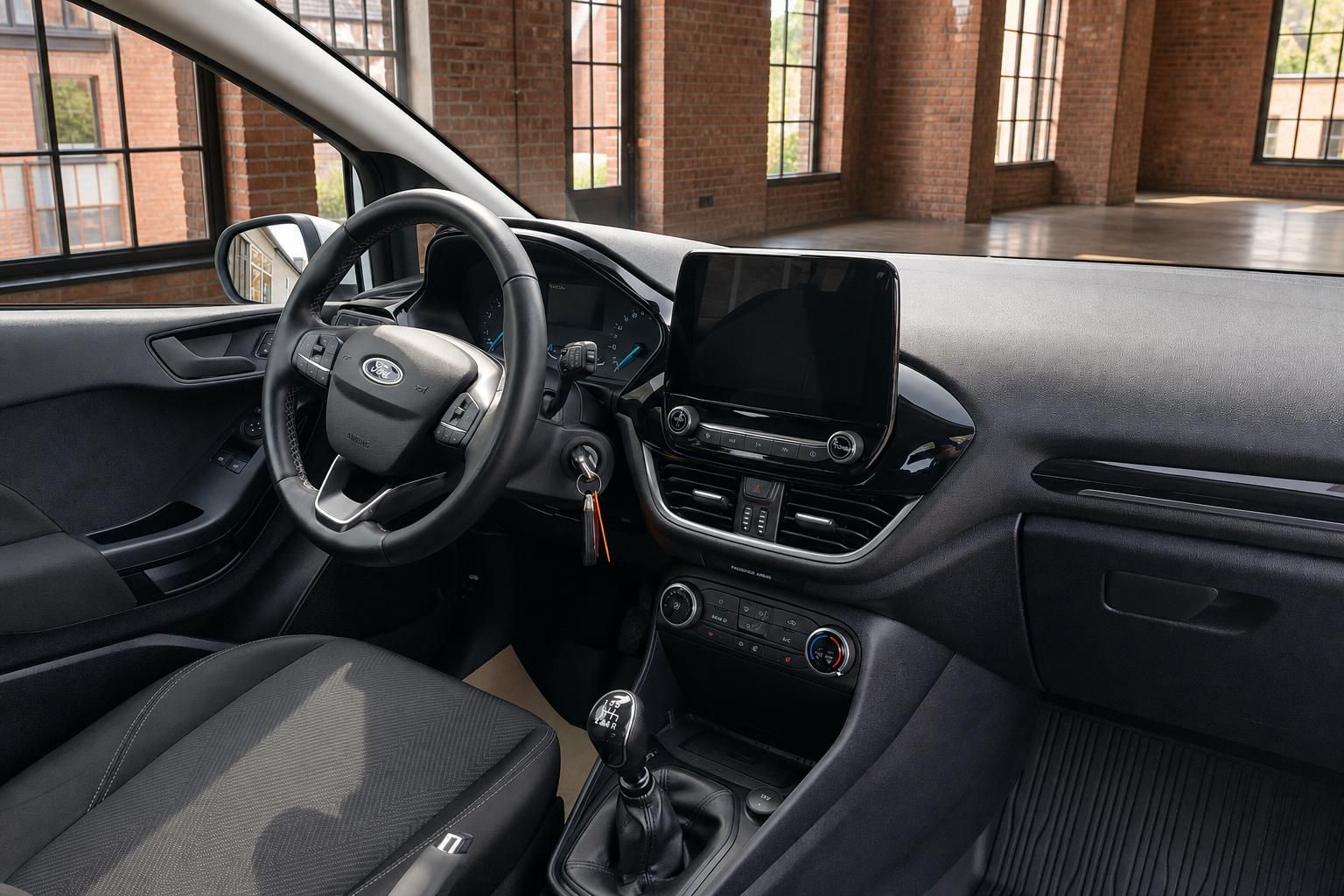 Ford Cockpit mit Lenkrad, Touchscreen und Schaltknauf im Detail