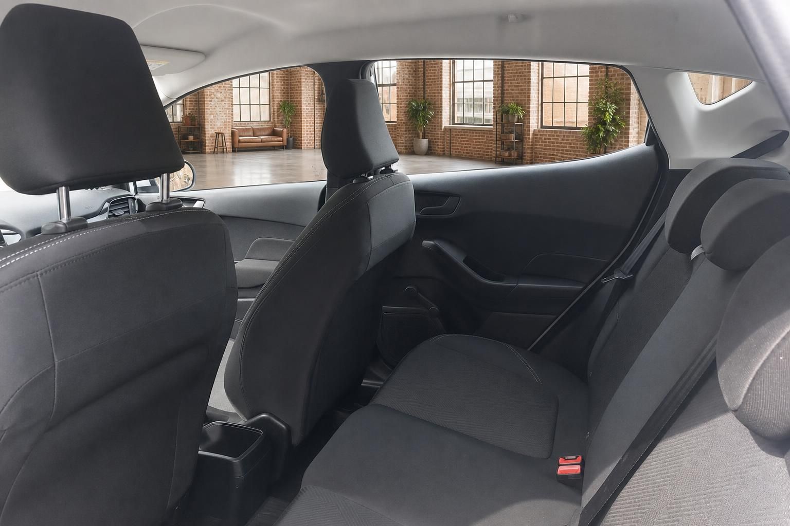 Ford Rueckbank und Innenraum mit Blick durch die Fenster