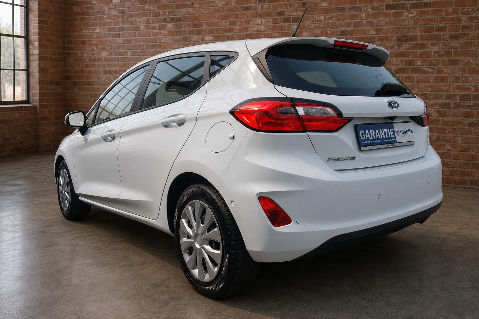Ford Fiesta weiß Heckansicht seitlich mit Ladekante
