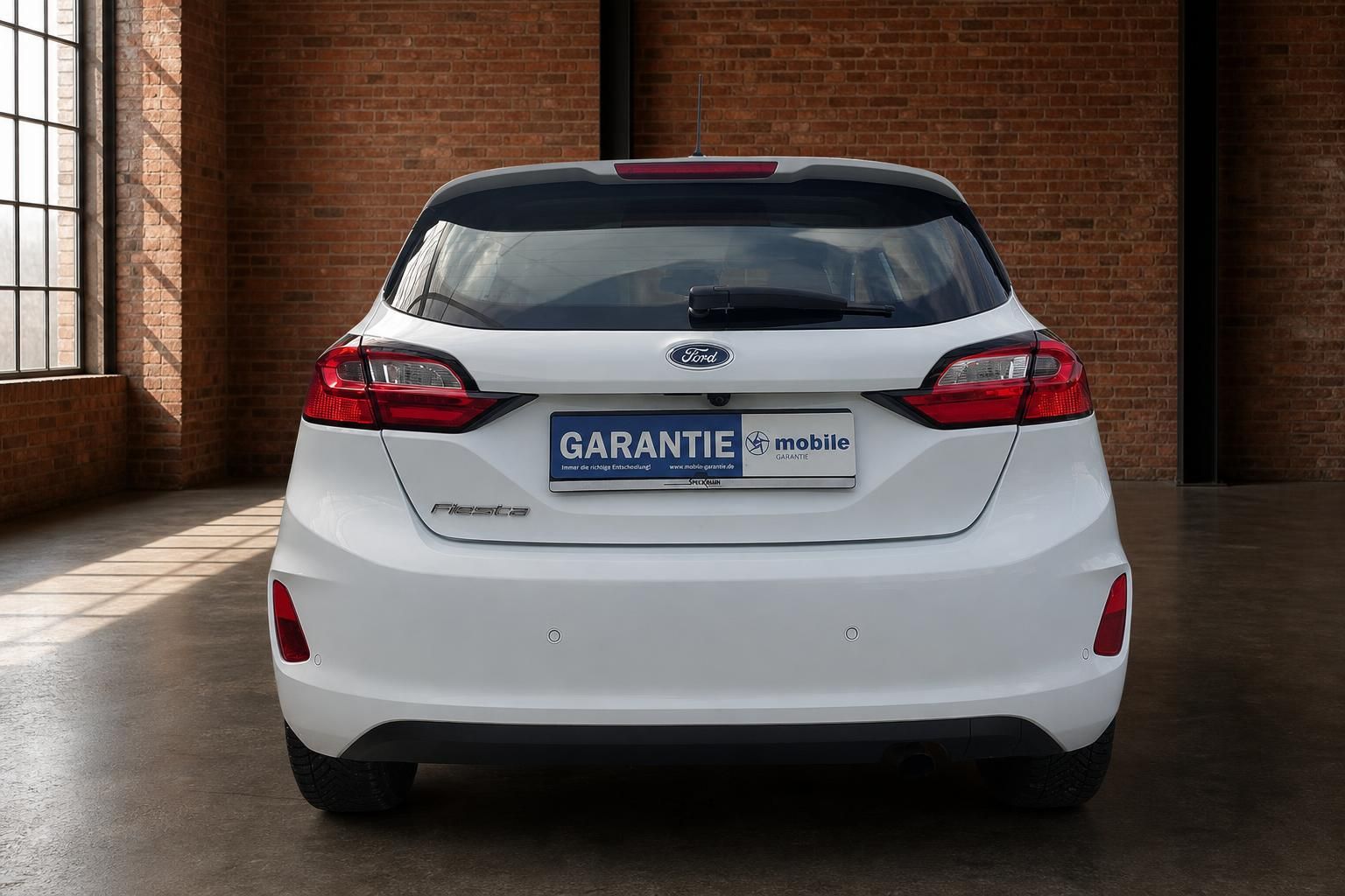 Ford Fiesta weiß Heckansicht frontal mit Kennzeichenhalter