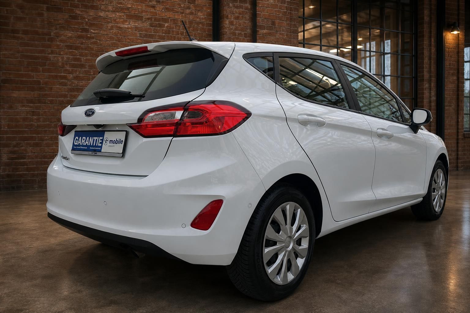 Ford Fiesta weiß Heckansicht schräg von hinten fotografiert