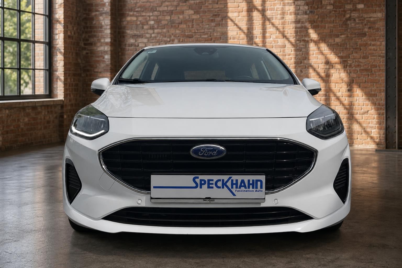 Ford Fiesta weiß Frontansicht mit LED-Scheinwerfern in Loft-Halle