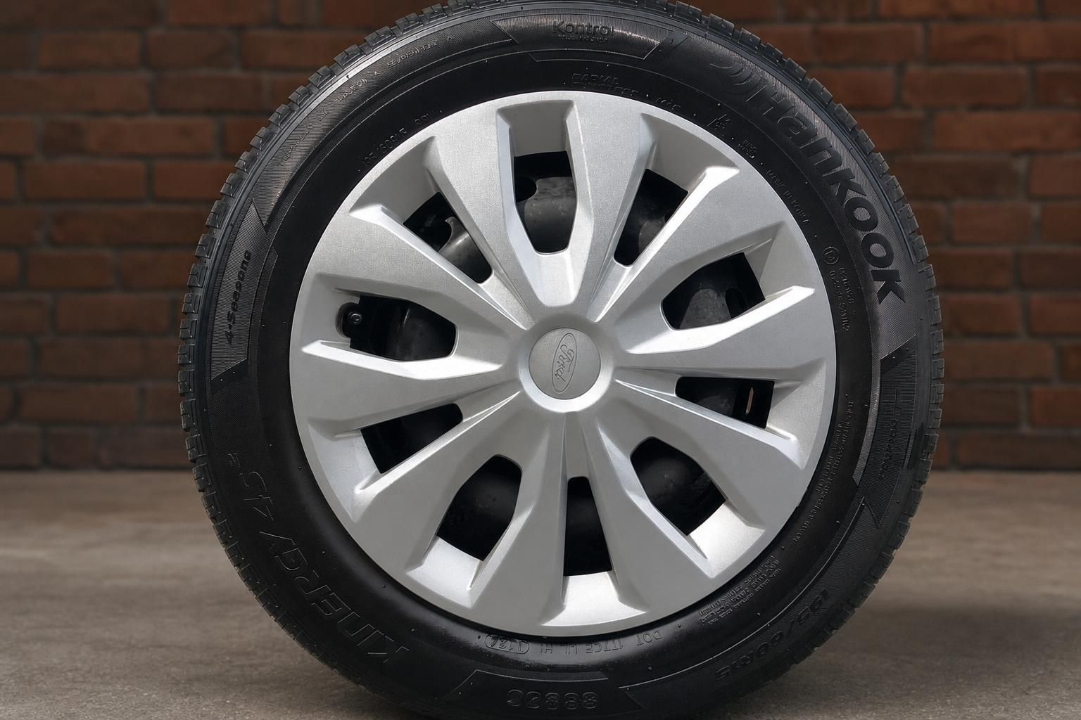 Ford Radkappe mit Hankook Reifen Detailansicht Nahaufnahme