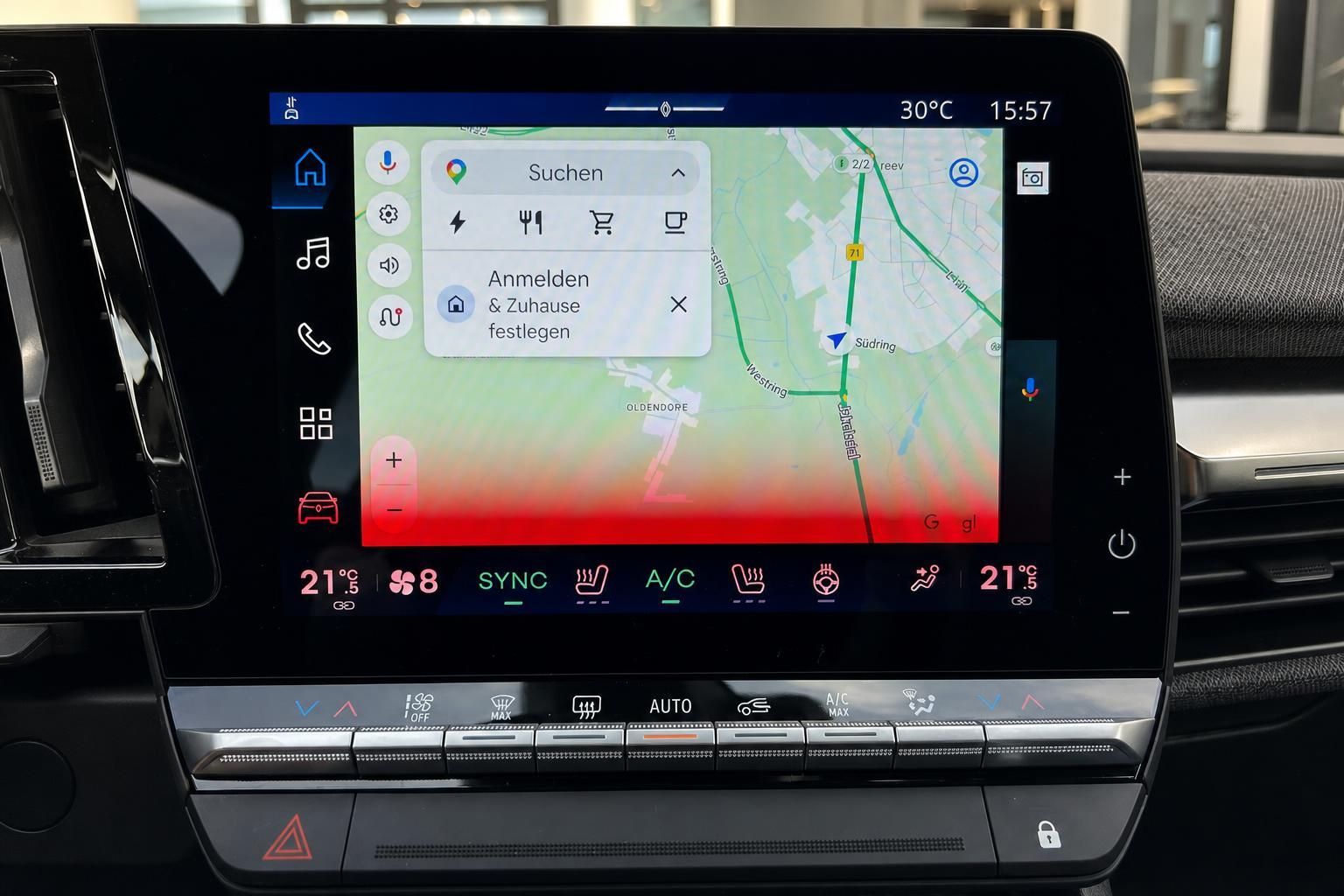 Infotainment Display mit Navigationskarte im Fahrzeug Cockpit