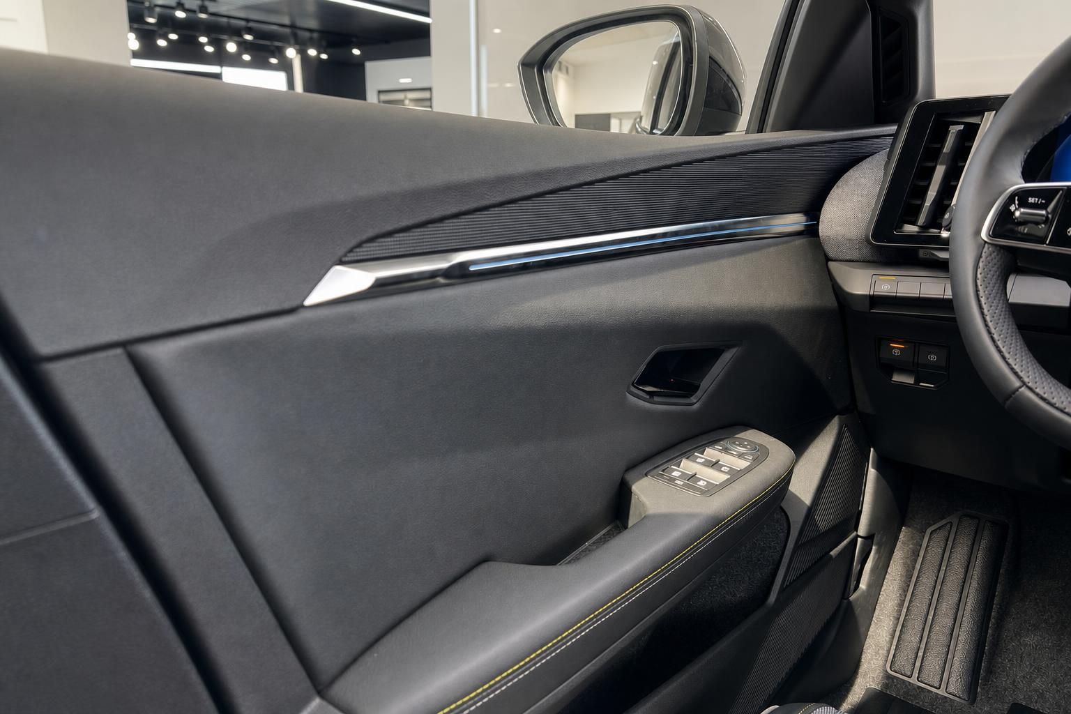 Detailansicht der Tuerverkleidung und Bedienelemente im Fahrzeug
