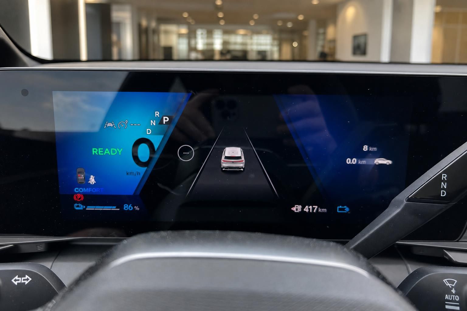 Digitales Kombiinstrument mit Ladestand 86% und Reichweitenanzeige im Elektrofahrzeug