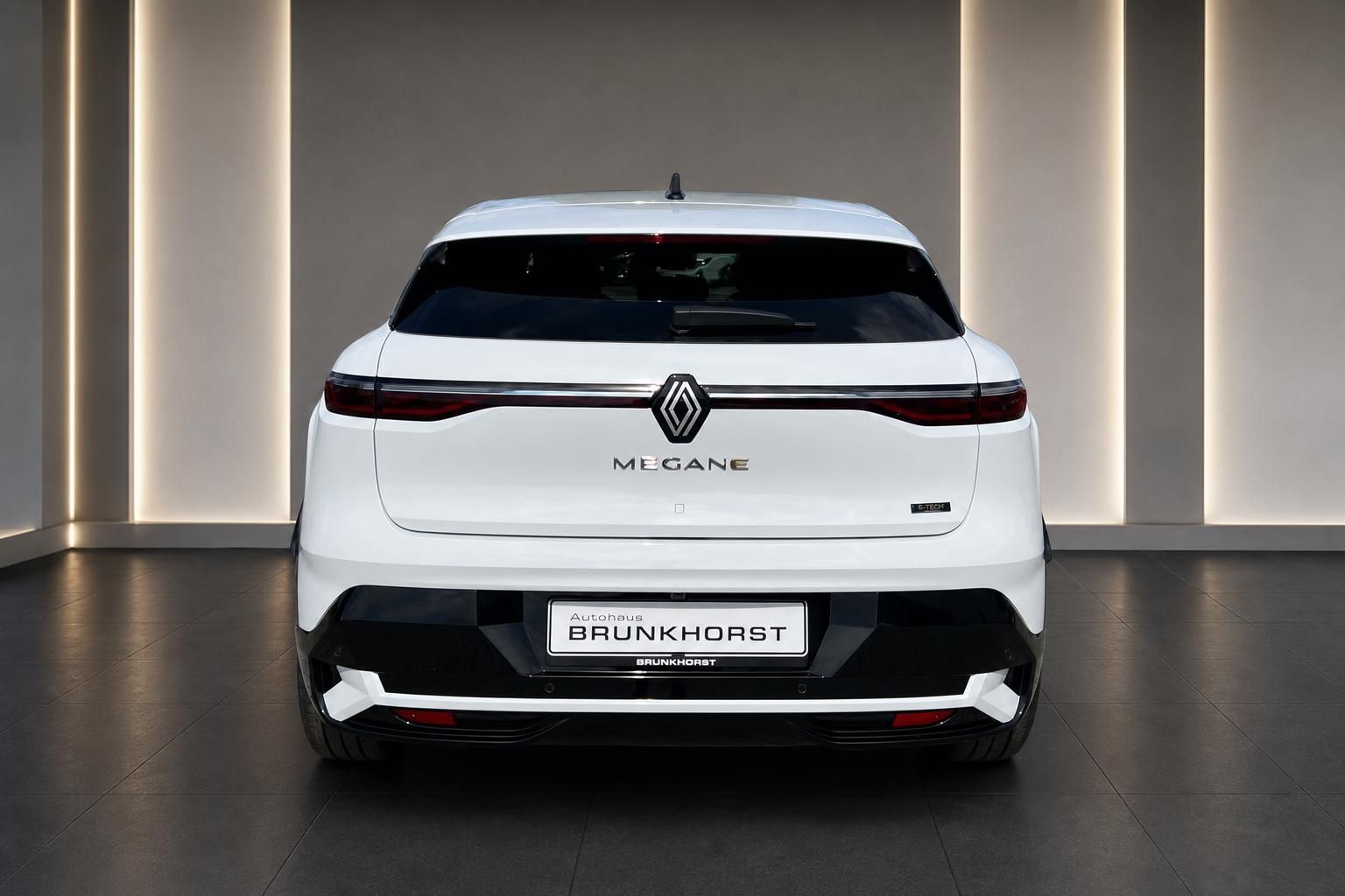 Renault Megane E-Tech Heckansicht in Weiß bei Autohaus Brunkhorst