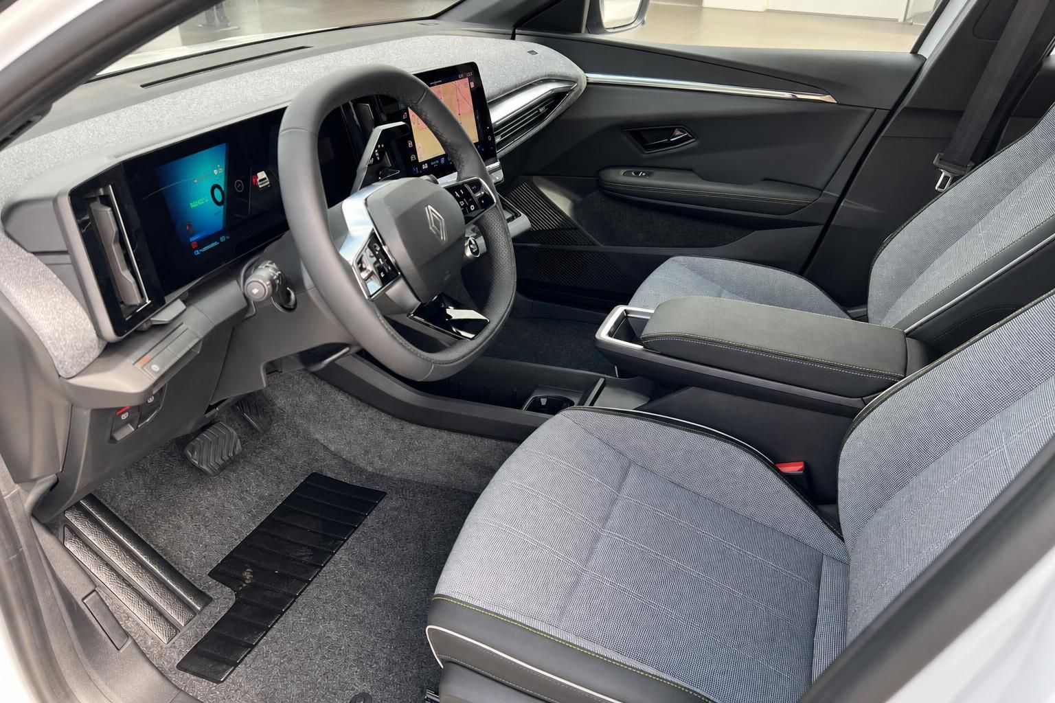 Renault Megane E-Tech Innenraum mit Cockpit und Sitzen in Grau