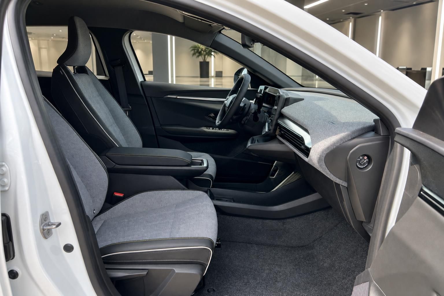 Vordersitze und Armaturenbrett eines weissen Renault Innenraums