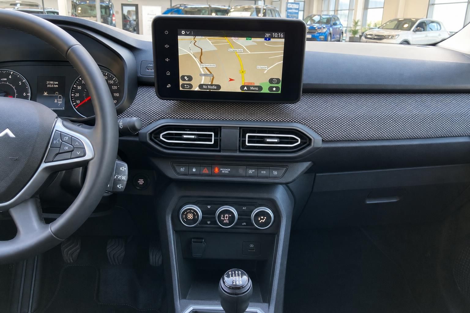 Dacia Armaturenbrett mit Touchscreen-Navigation, Klimabedienung und Schaltknauf – Detailansicht