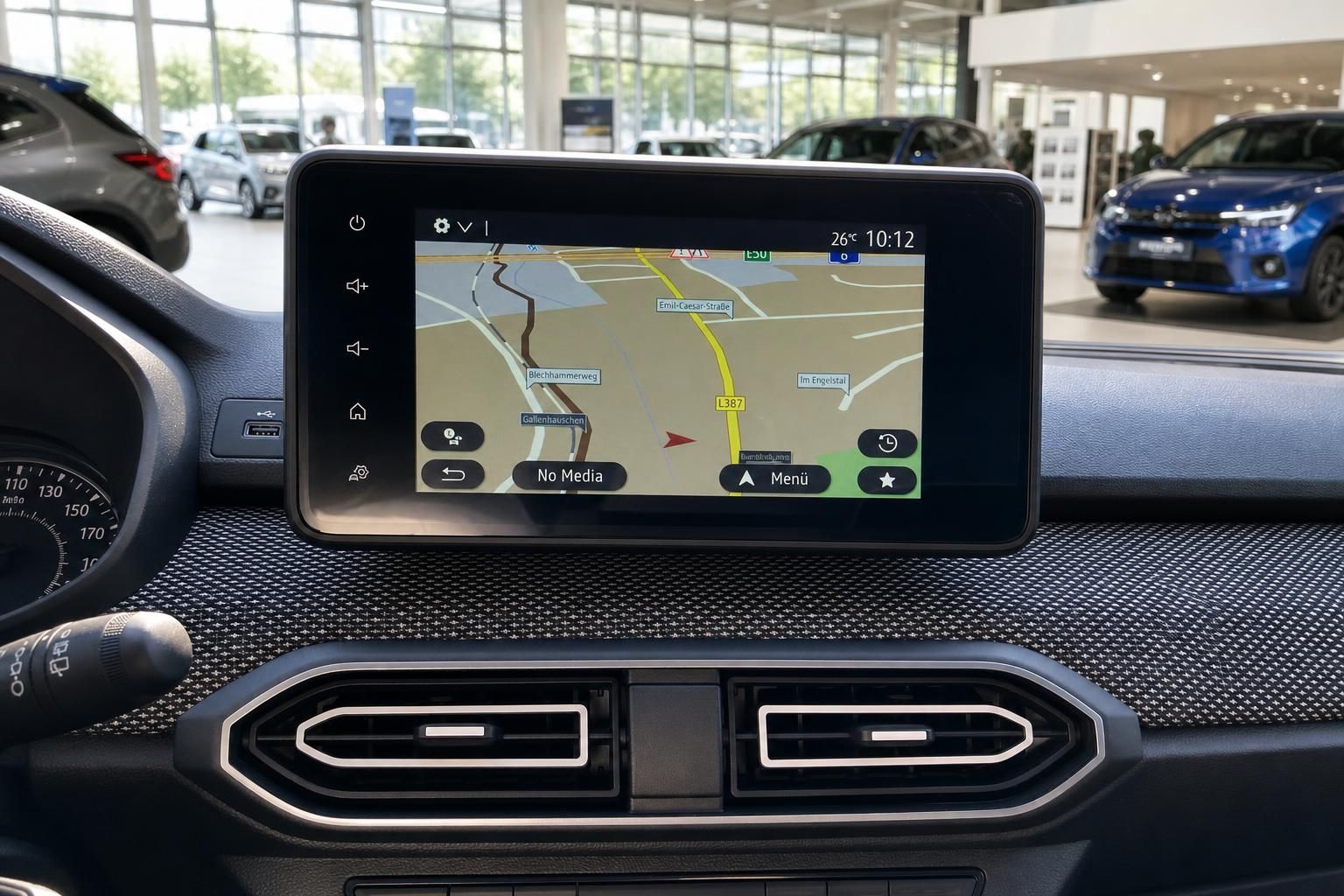 Dacia Navigationssystem mit Touchscreen-Display und Kartenansicht im Fahrzeuginnenraum