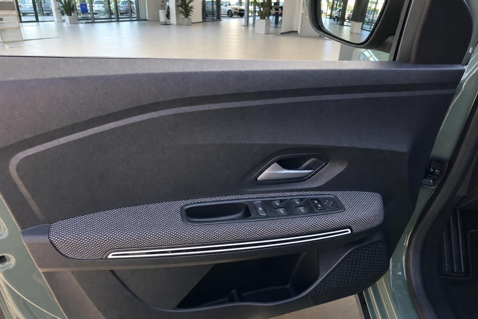 Dacia Fahrertür von innen mit elektrischen Fensterhebern, Türverkleidung und Griffmulde