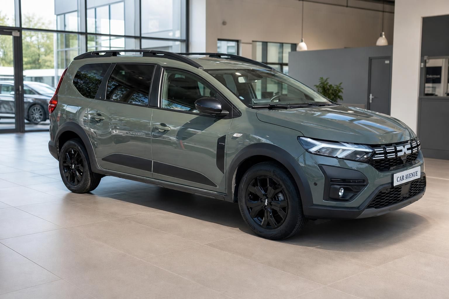 Dacia Jogger grün Seitenansicht schräg vorne im Autohaus – geräumiger Familienkombi