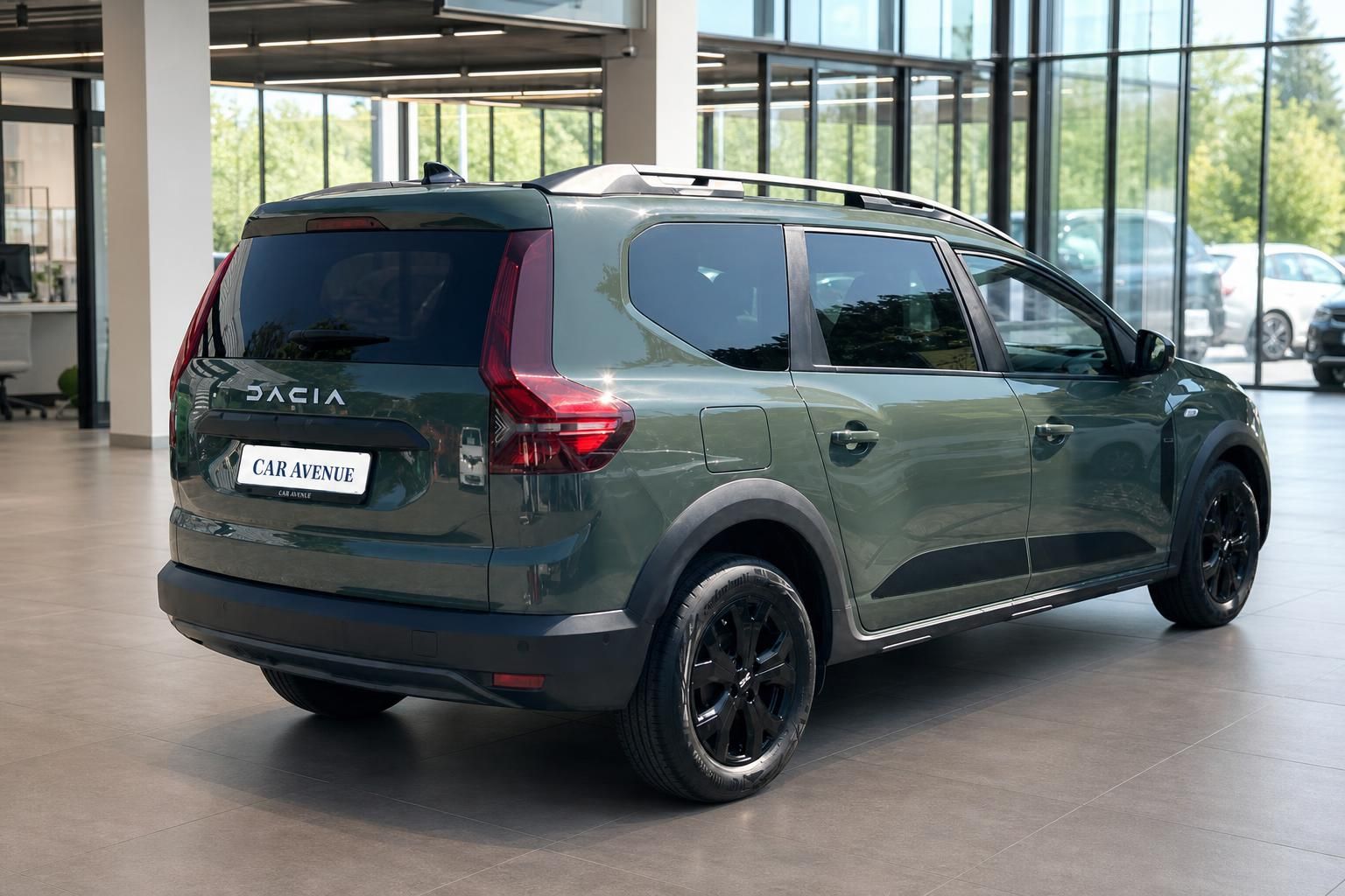 Dacia Jogger grün Heckansicht schräg links im Autohaus – Dacia Schriftzug und Dachreling