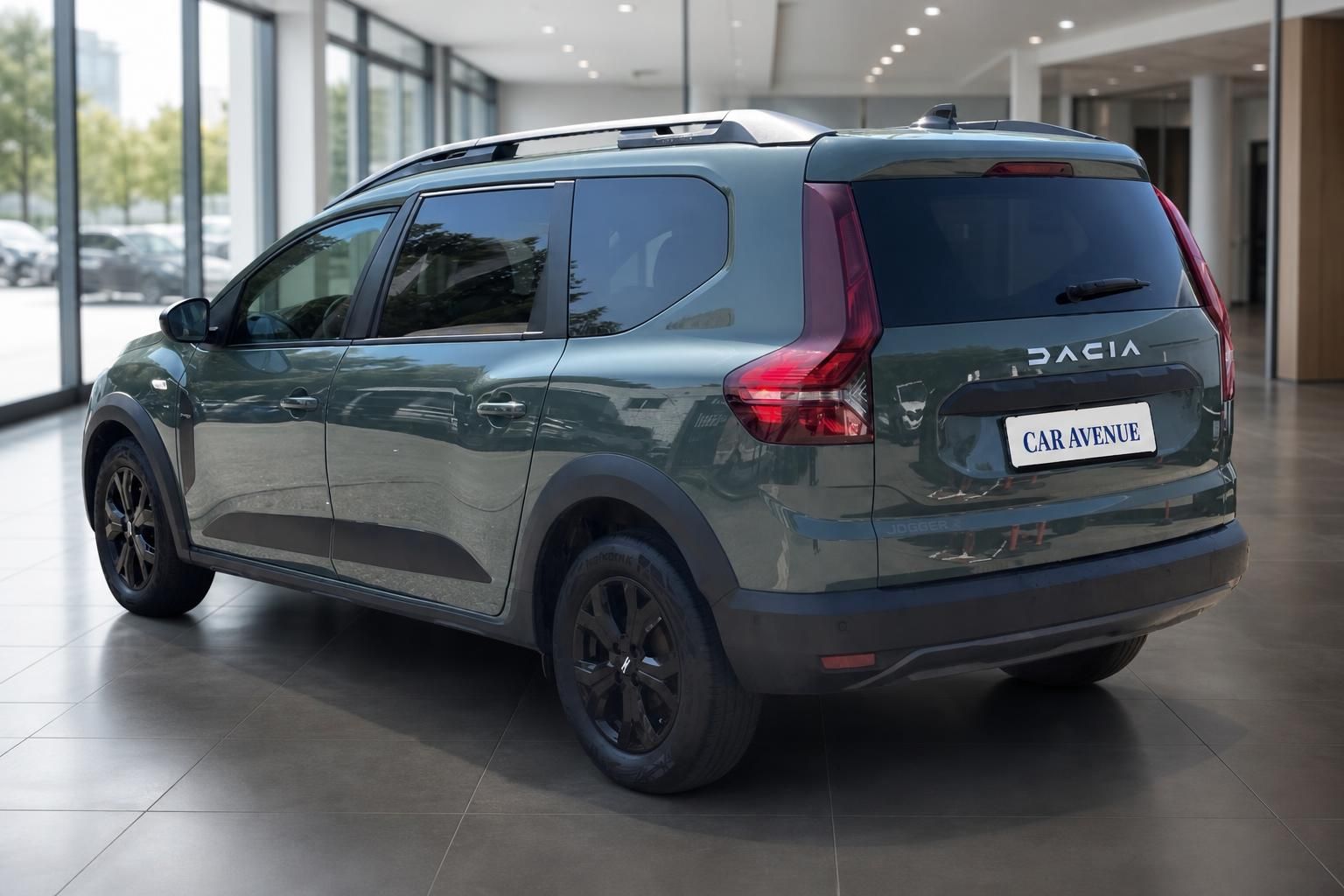 Dacia Jogger grün Heckansicht schräg rechts im Autohaus – LED-Rückleuchten