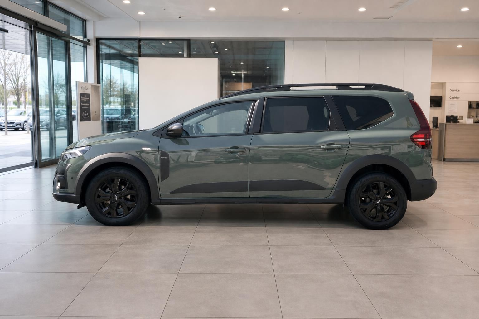 Dacia Jogger grün Seitenansicht im Autohaus – 7-Sitzer mit schwarzen Felgen