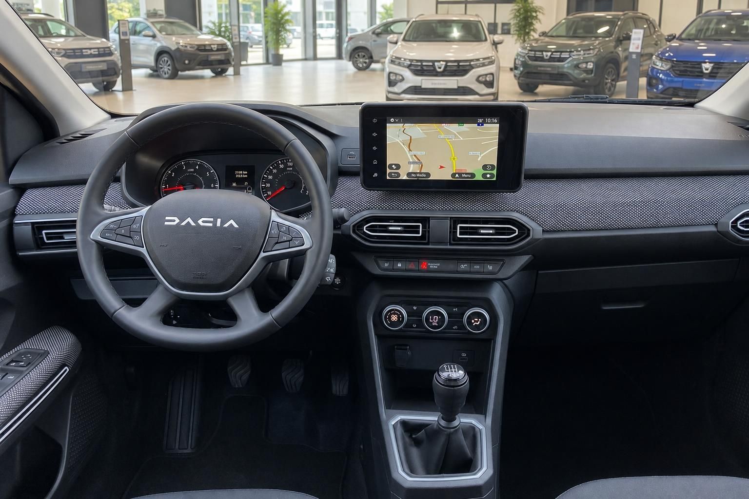 Dacia Cockpit mit Lenkrad, Navigationssystem, Klimaanlage und Schaltgetriebe im Autohaus