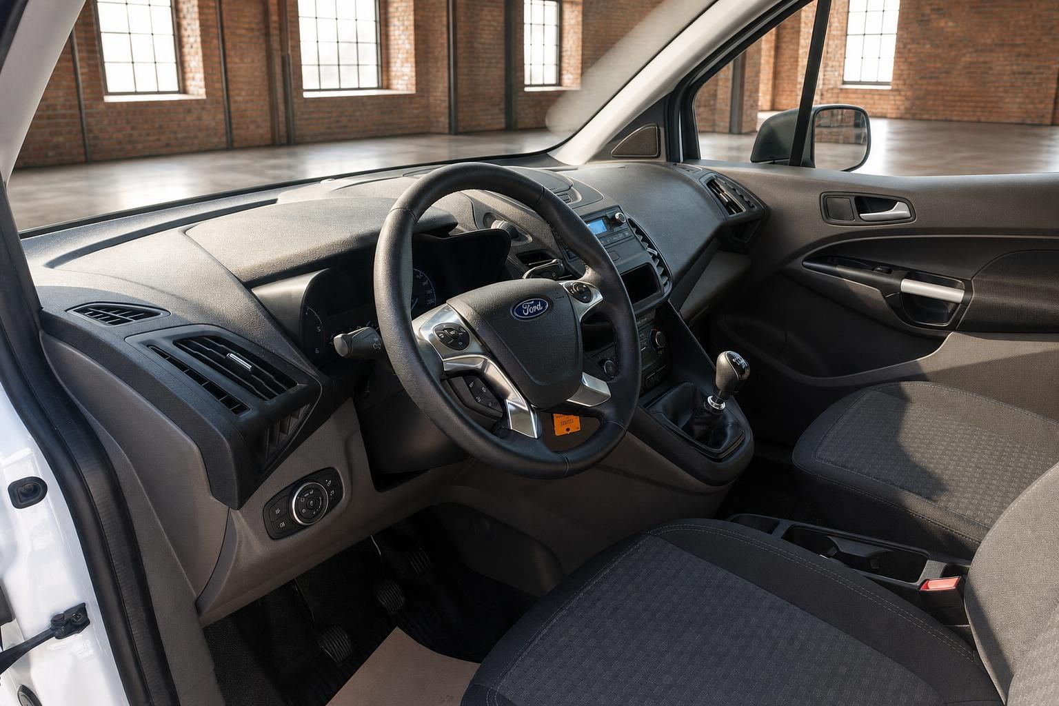 Ford Transit Connect Innenraum – Cockpit mit Lenkrad, Schaltgetriebe und Armaturenbrett
