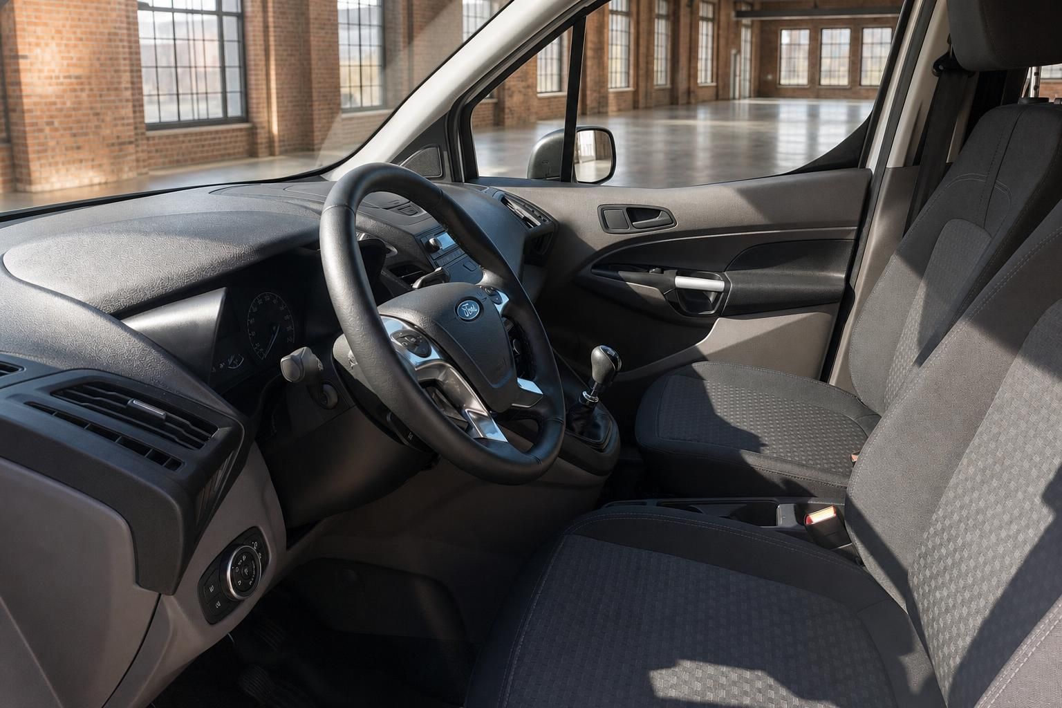 Ford Transit Connect Innenraum – Fahrersitz, Lenkrad und Schaltgetriebe in grauem Cockpit