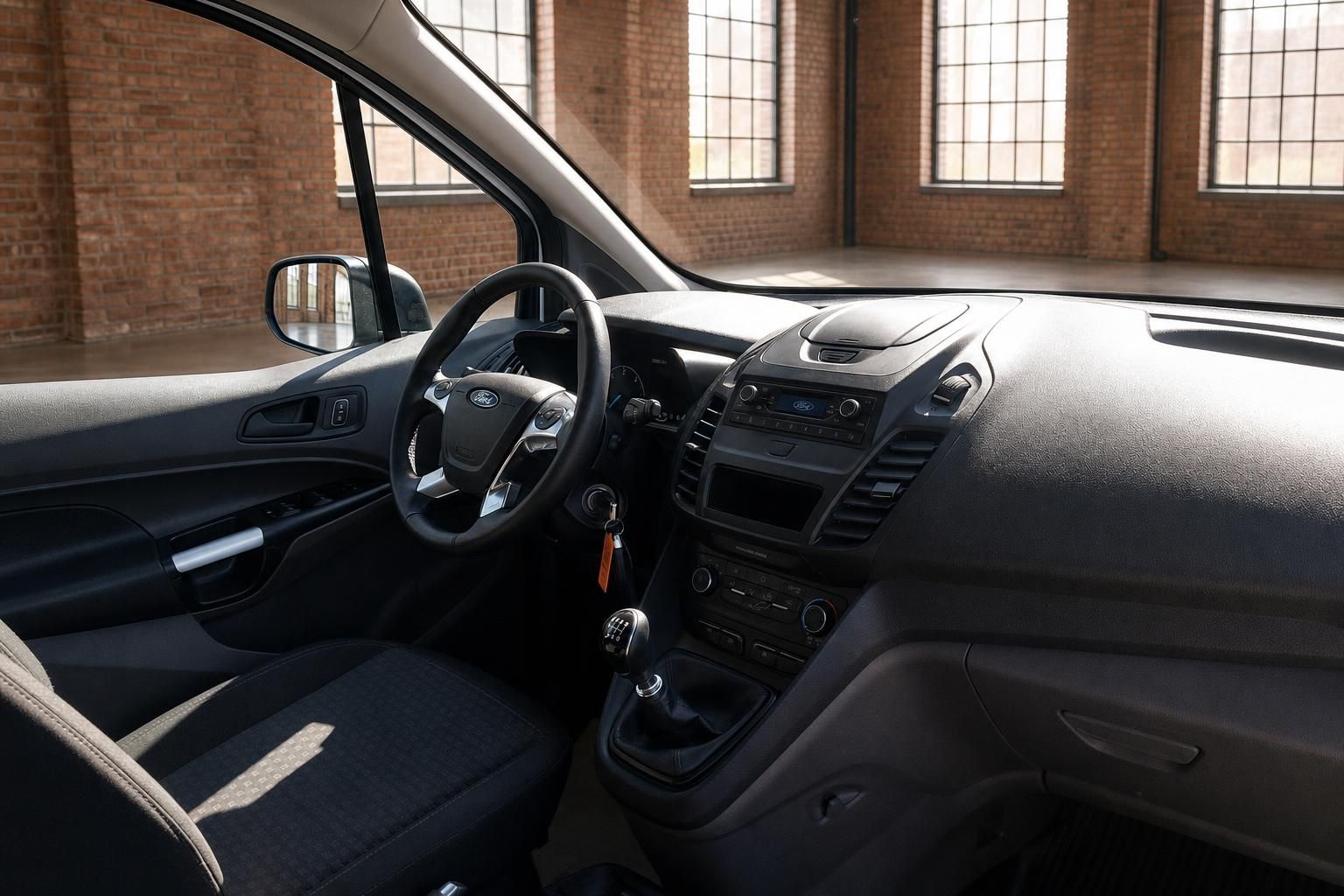 Ford Transit Connect Fahrerraum – Lenkrad, Schaltgetriebe, Armaturenbrett und Ford-Radio