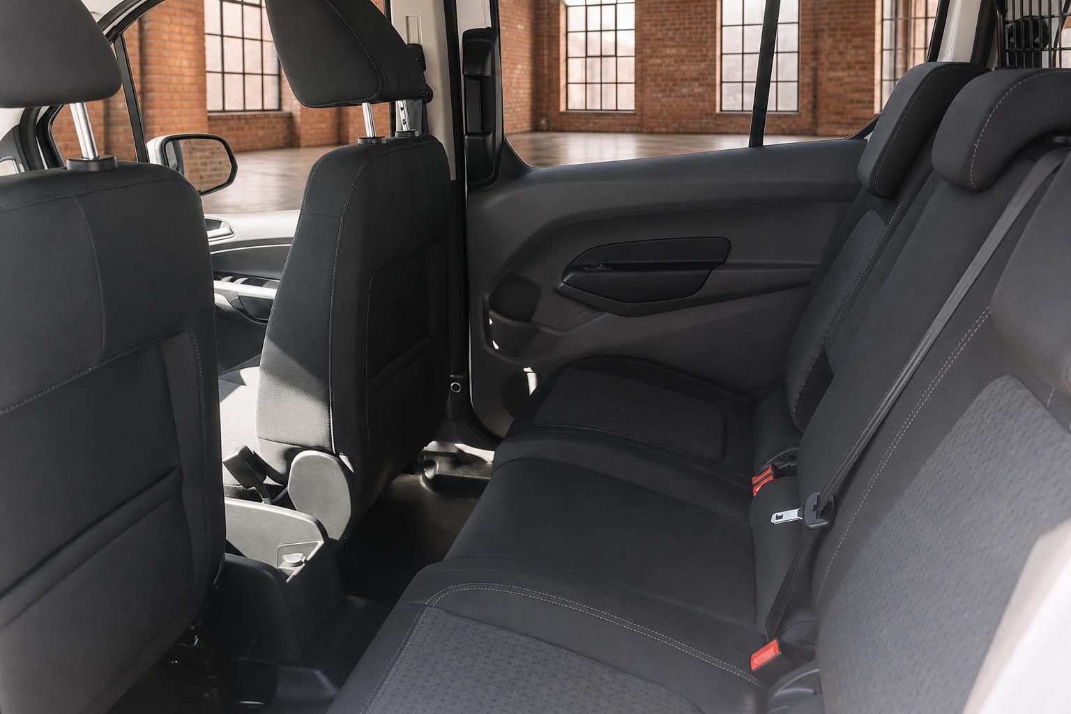 Ford Transit Connect Rücksitzbank – geräumiger Fond mit schwarzen Stoffsitzen und Sicherheitsgurten