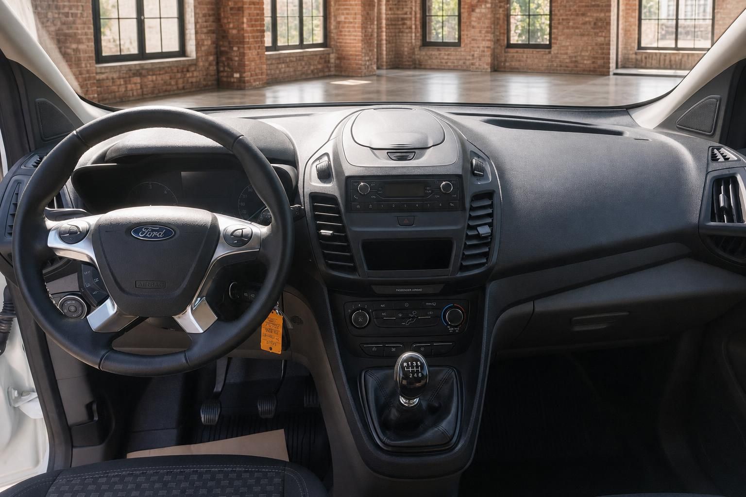 Ford Transit Connect Cockpit – Armaturenbrett mit Radio, Klimaanlage und 6-Gang-Schaltgetriebe