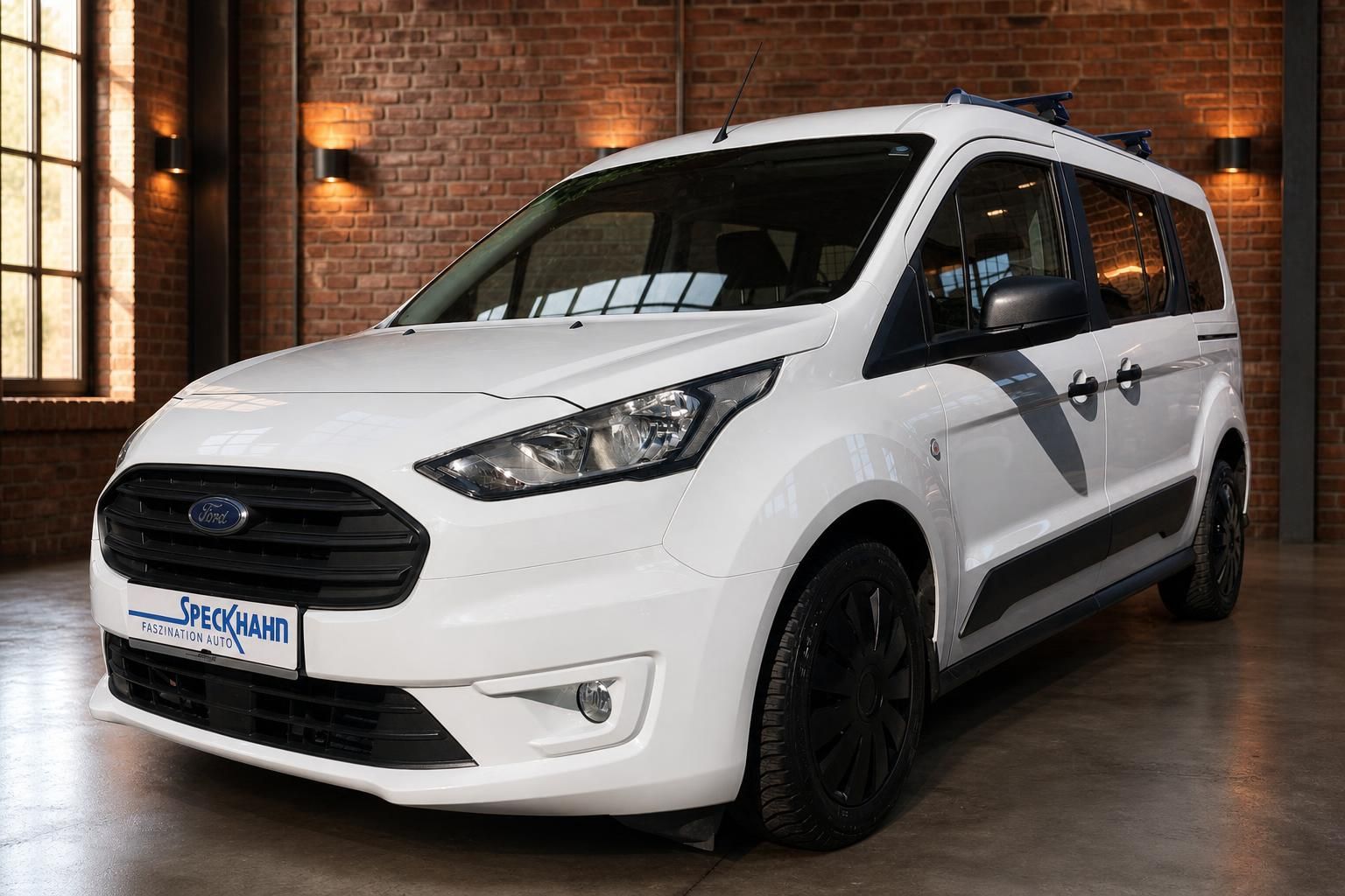Ford Transit Connect weiss Frontansicht schraeg mit schwarzen Felgen und Dachreling