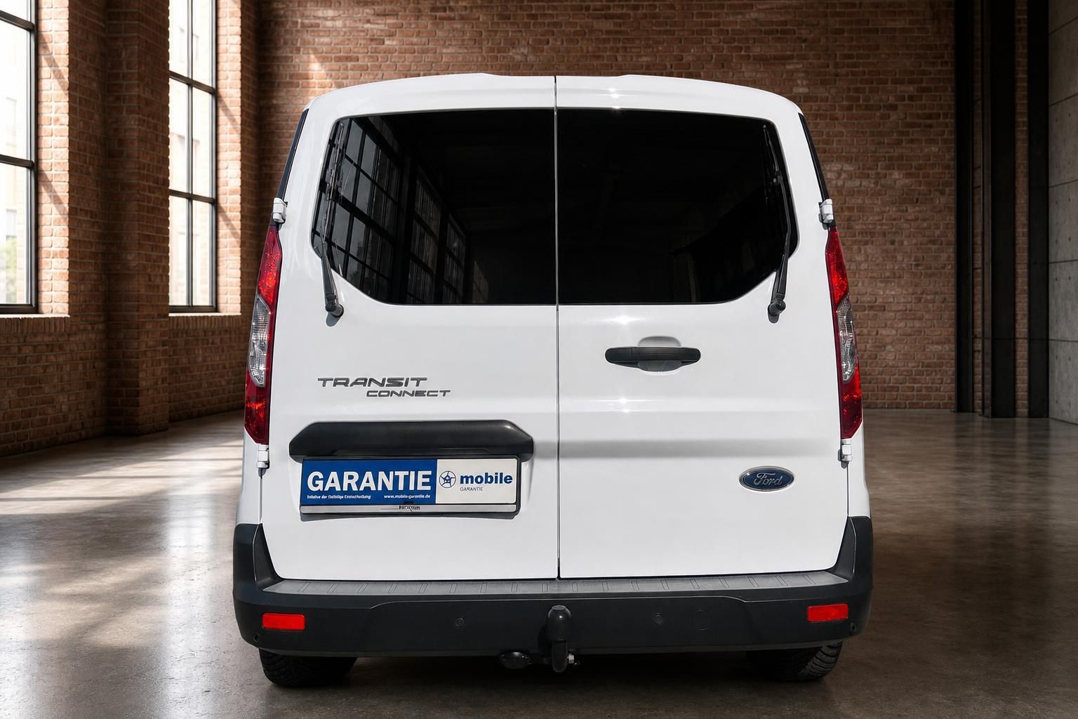 Ford Transit Connect weiss gerade Heckansicht mit Doppelfluegeltueren und Anhaengerkupplung