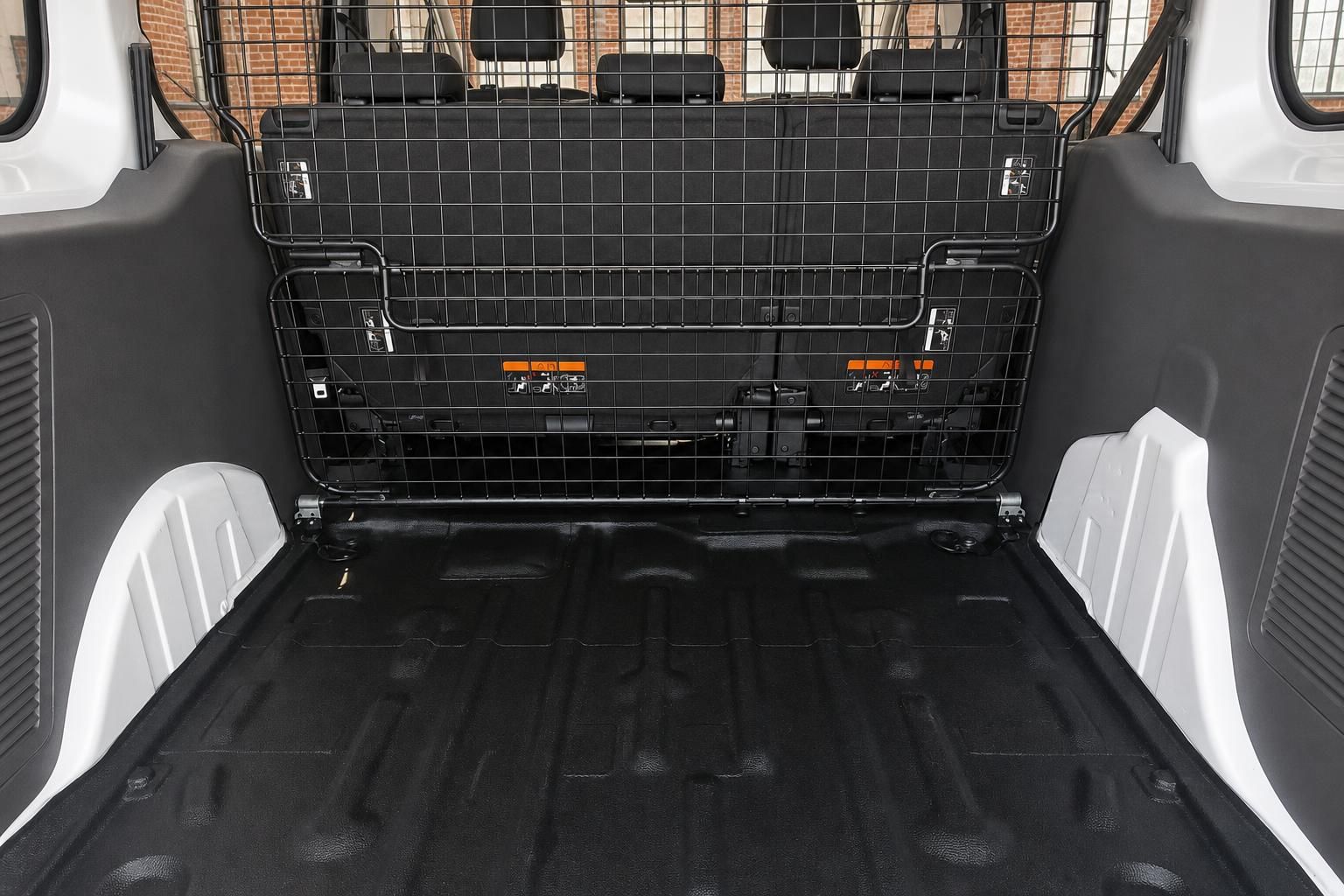 Ford Transit Connect Laderaum mit Trenngitter – geräumiger Kofferraum Innenansicht