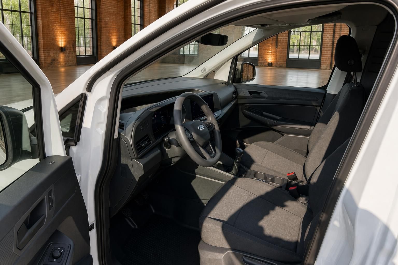 Ford Transit Custom Innenraum – Cockpit mit Lenkrad, Fahrersitz und Armaturenbrett