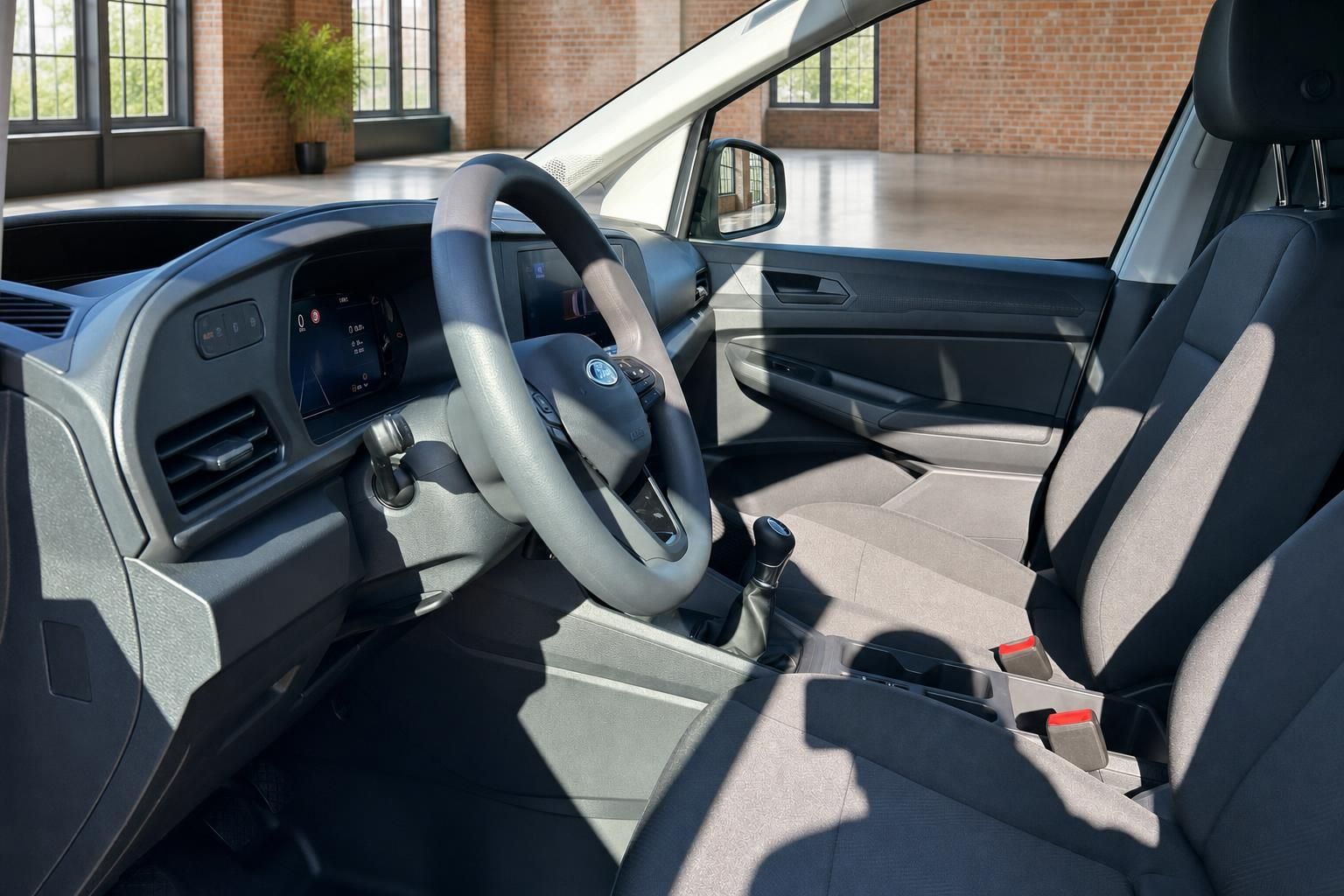 Innenraum Transporter Fahrerseite mit Lenkrad, Schaltgetriebe und Touchscreen-Display