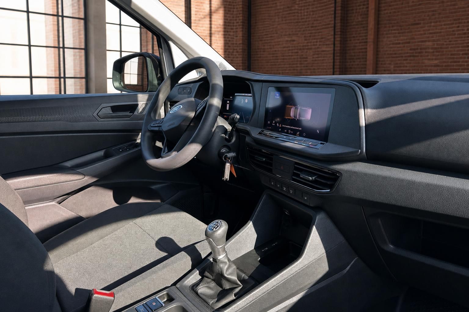 Ford Transit Custom Innenraum Cockpit mit Lenkrad, Schaltgetriebe und großem Infotainment-Display