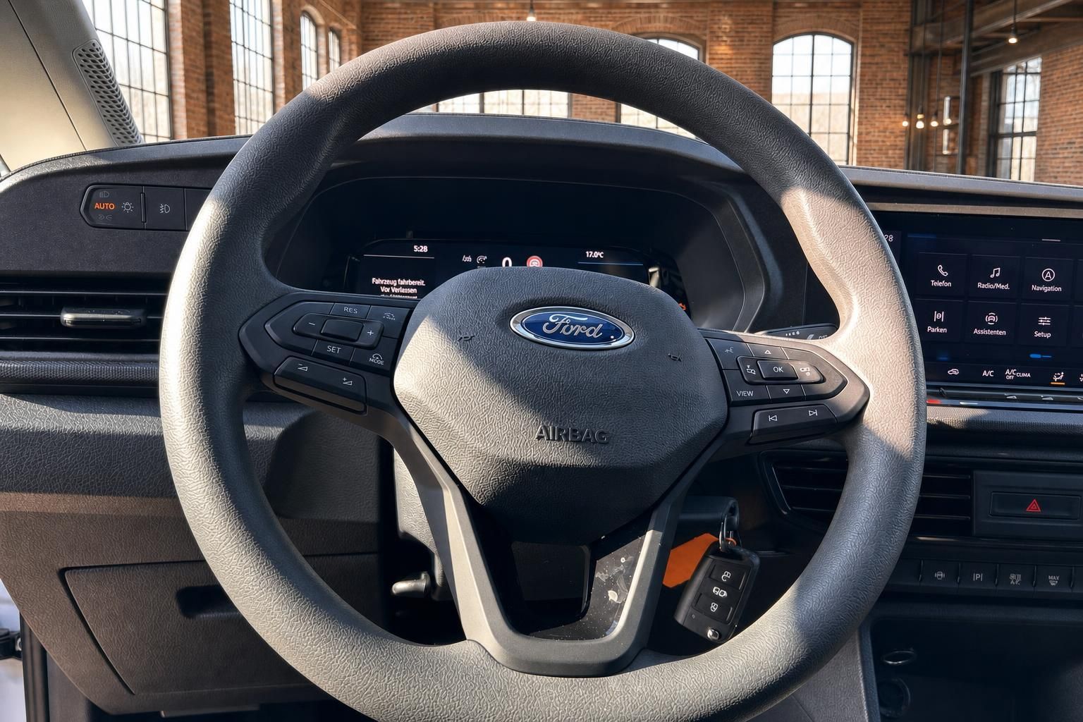 Ford Transit Custom Lenkrad Nahaufnahme mit Multifunktionstasten, Airbag und digitalen Displays