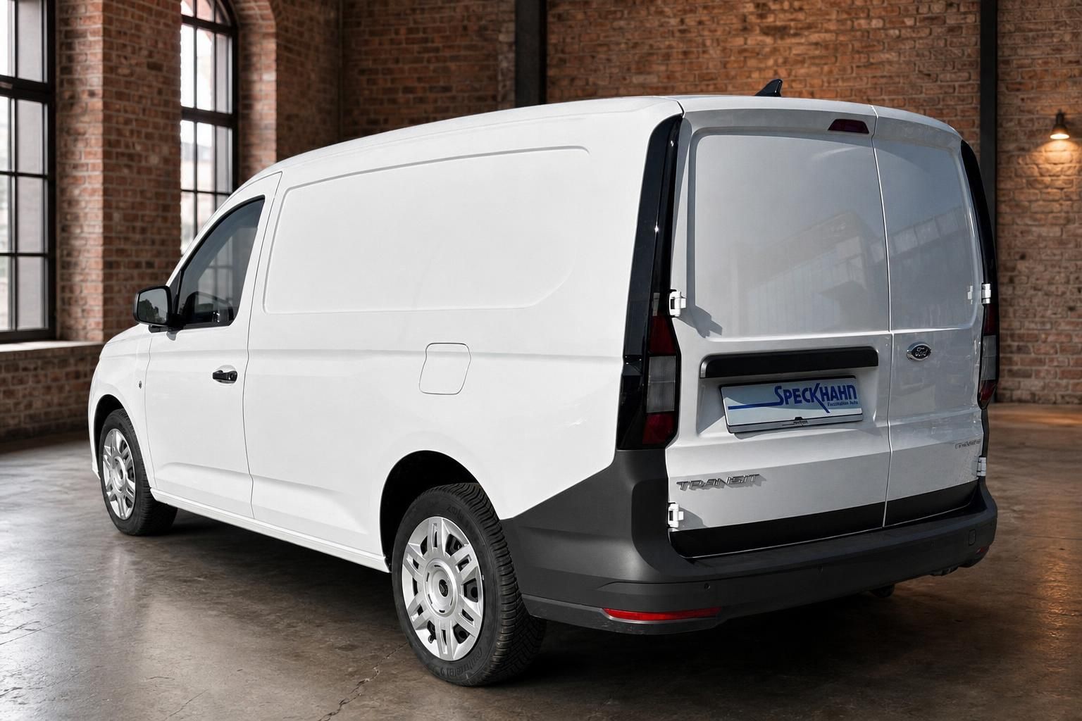 Ford Transit weiss Heckansicht schräg – Kastenwagen in Industriehalle
