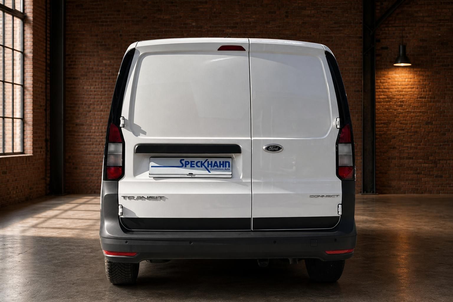 Ford Transit Connect weiss Heckansicht – Kastenwagen in Industriehalle