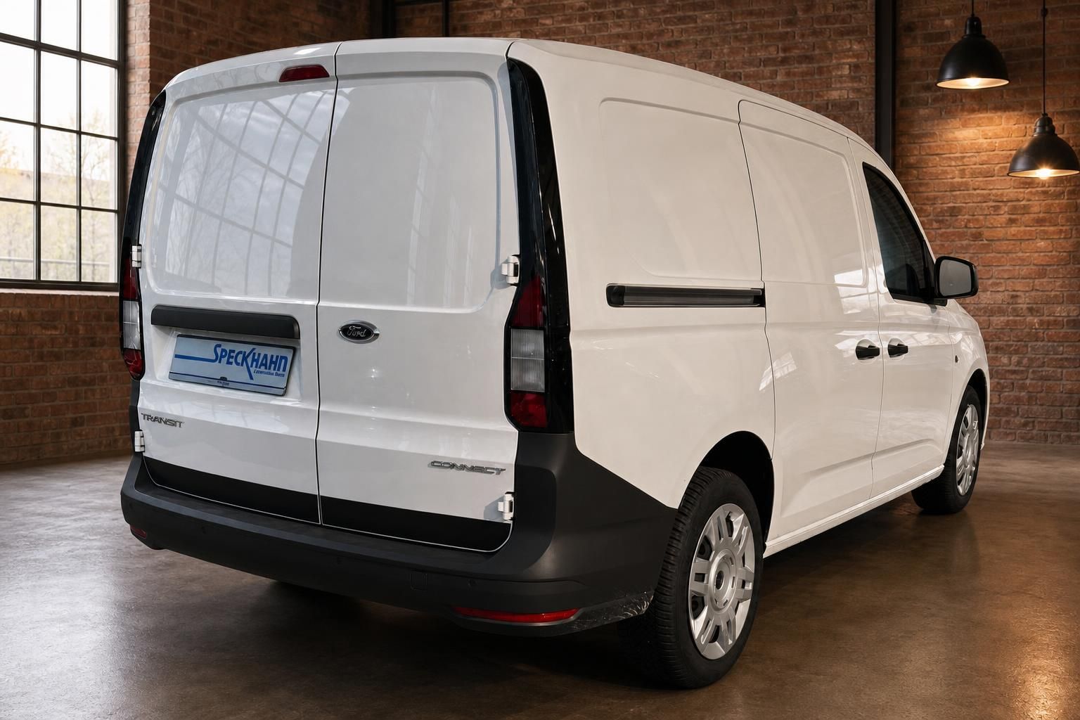 Ford Transit Connect weiss Heckansicht schräg – Kastenwagen in Industriehalle