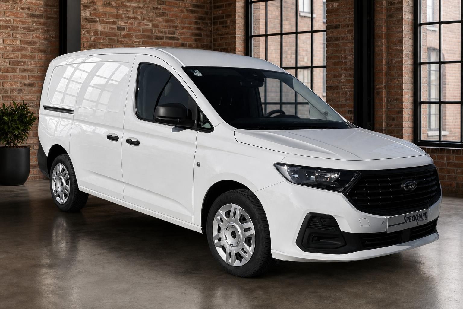 Ford Transit Connect weiss Seitenansicht schräg vorne – Transporter in Industriehalle