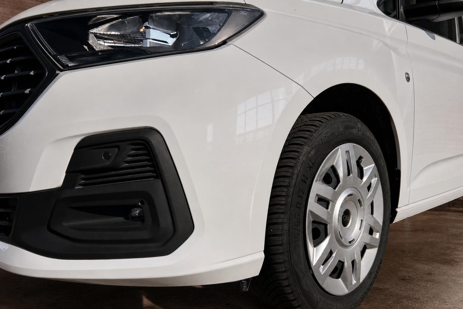 Ford Transit Custom weiss – Detailansicht Scheinwerfer, Stossfänger und Vorderrad mit Radblende