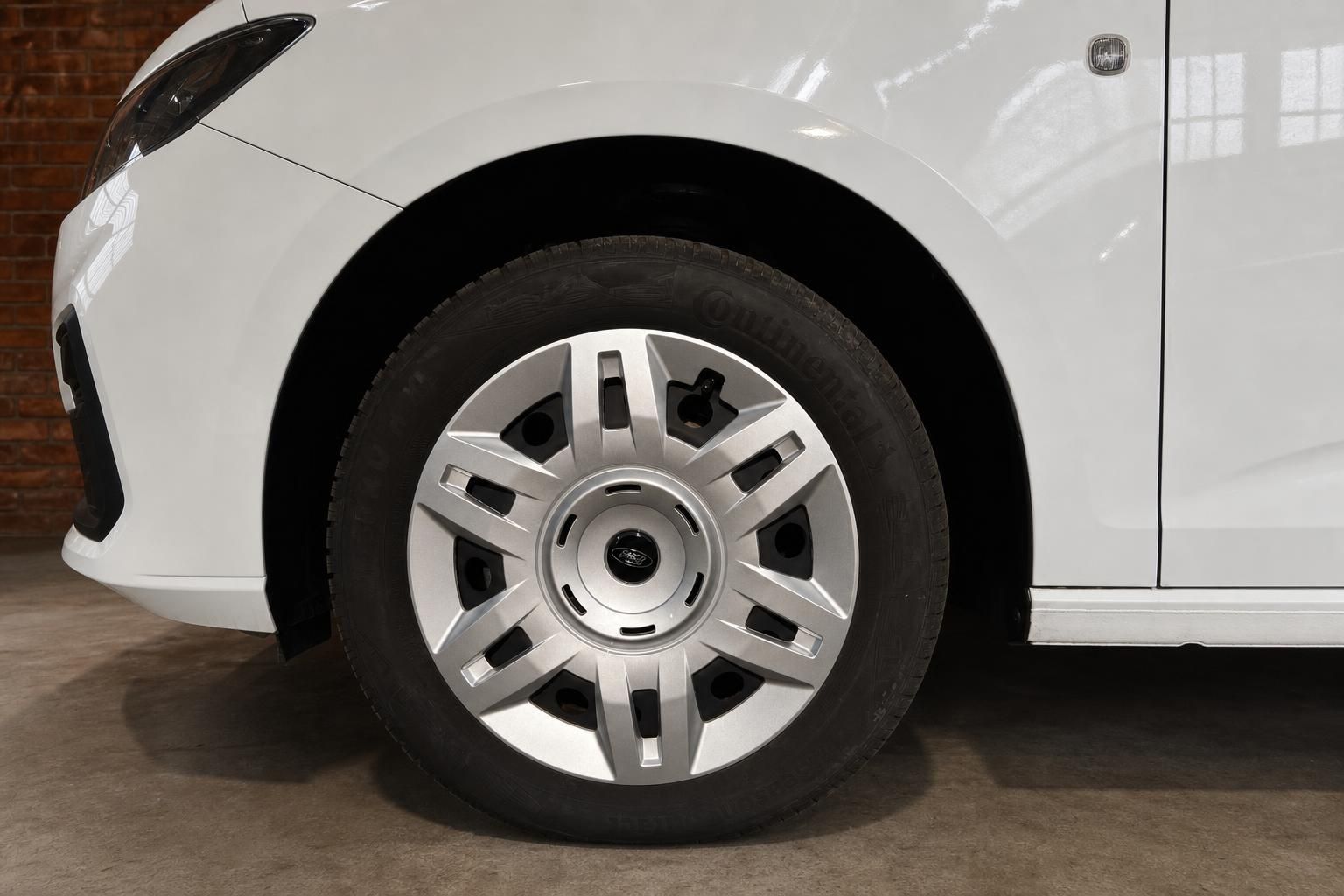 Ford Transit Custom weiss – Detailaufnahme Vorderrad mit silbernem Radblender und Continental-Reifen