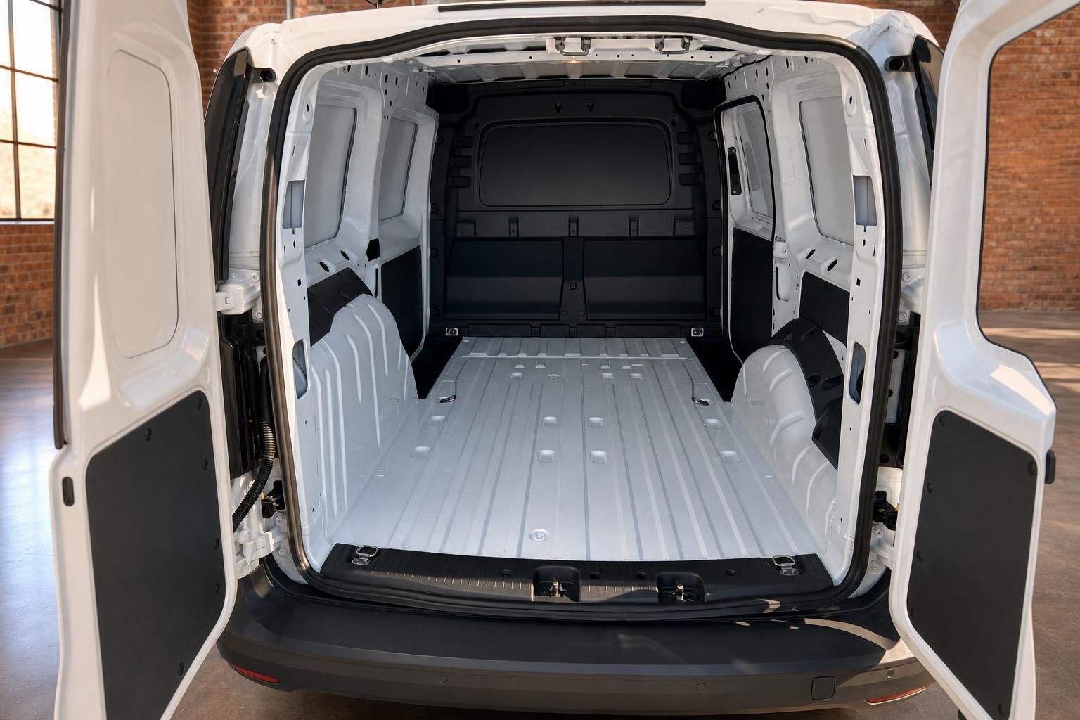 Ford Transit Custom Laderaum geöffnet – geräumiger weisser Cargo-Innenraum mit Ladefläche