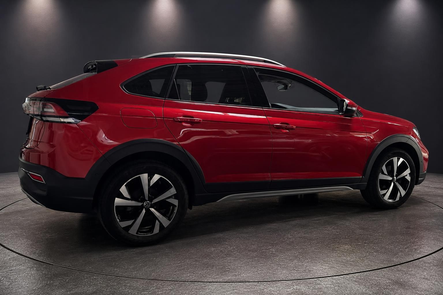 VW Taigo in Rot, Seitenansicht mit Panoramadach und Leichtmetallfelgen