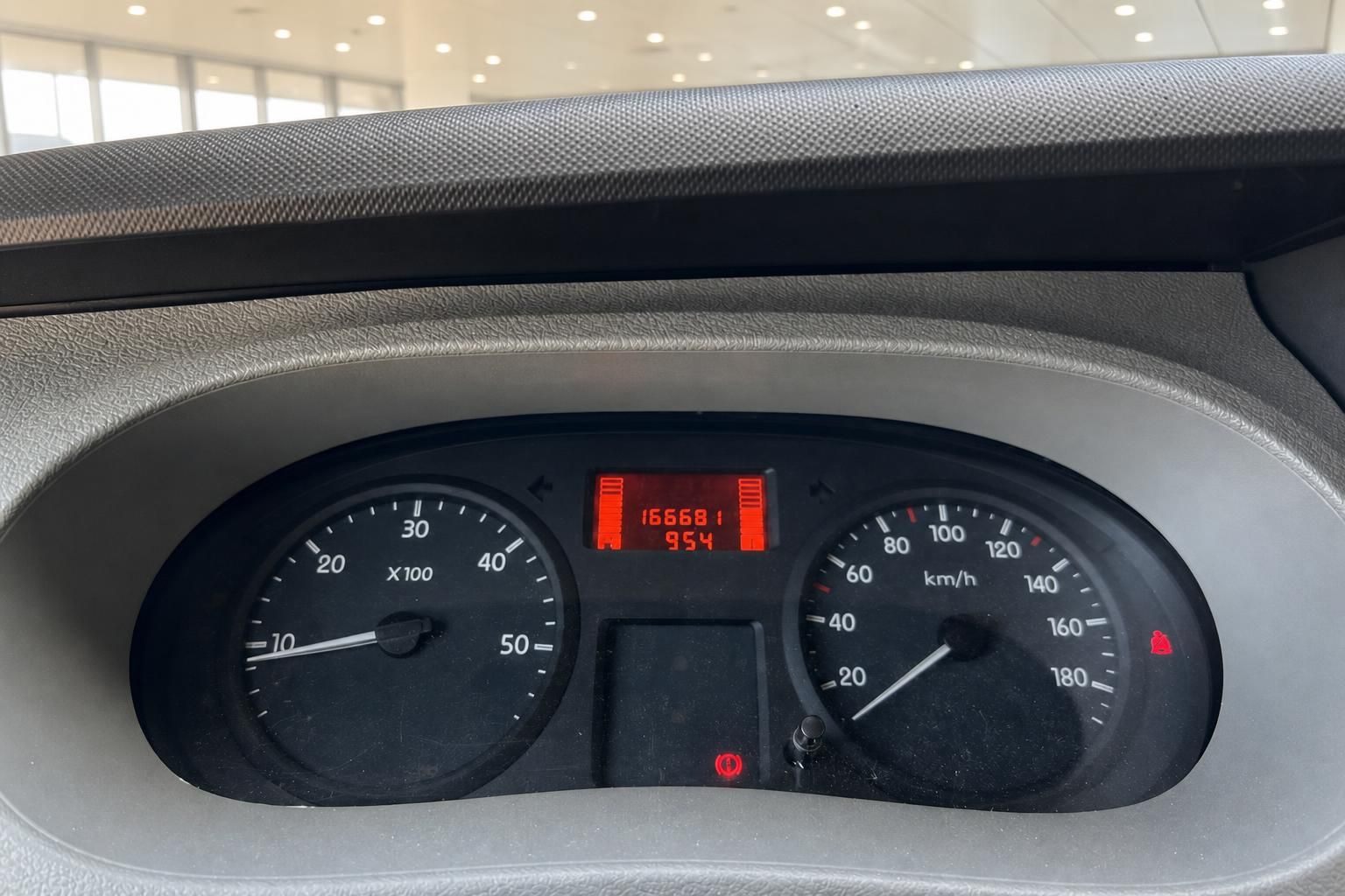 Fahrzeug Armaturenbrett mit Tachometer und Kilometerstand 165681 km