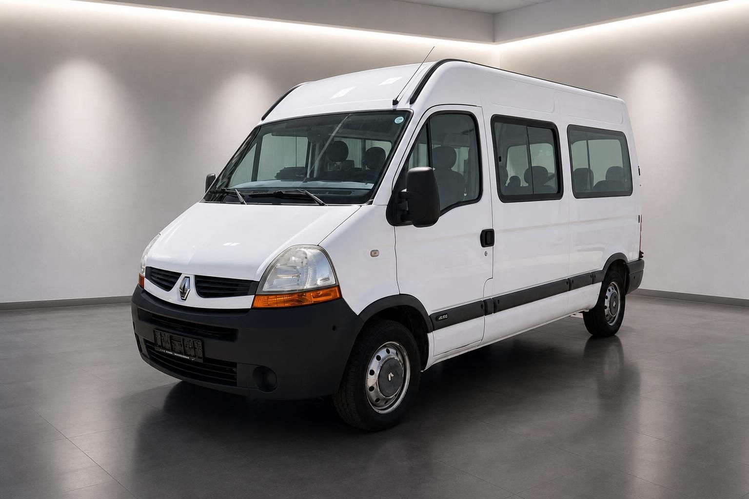 Weißer Renault Master Kleinbus Seitenansicht - Nutzfahrzeug mit Fenstern für Personentransport
