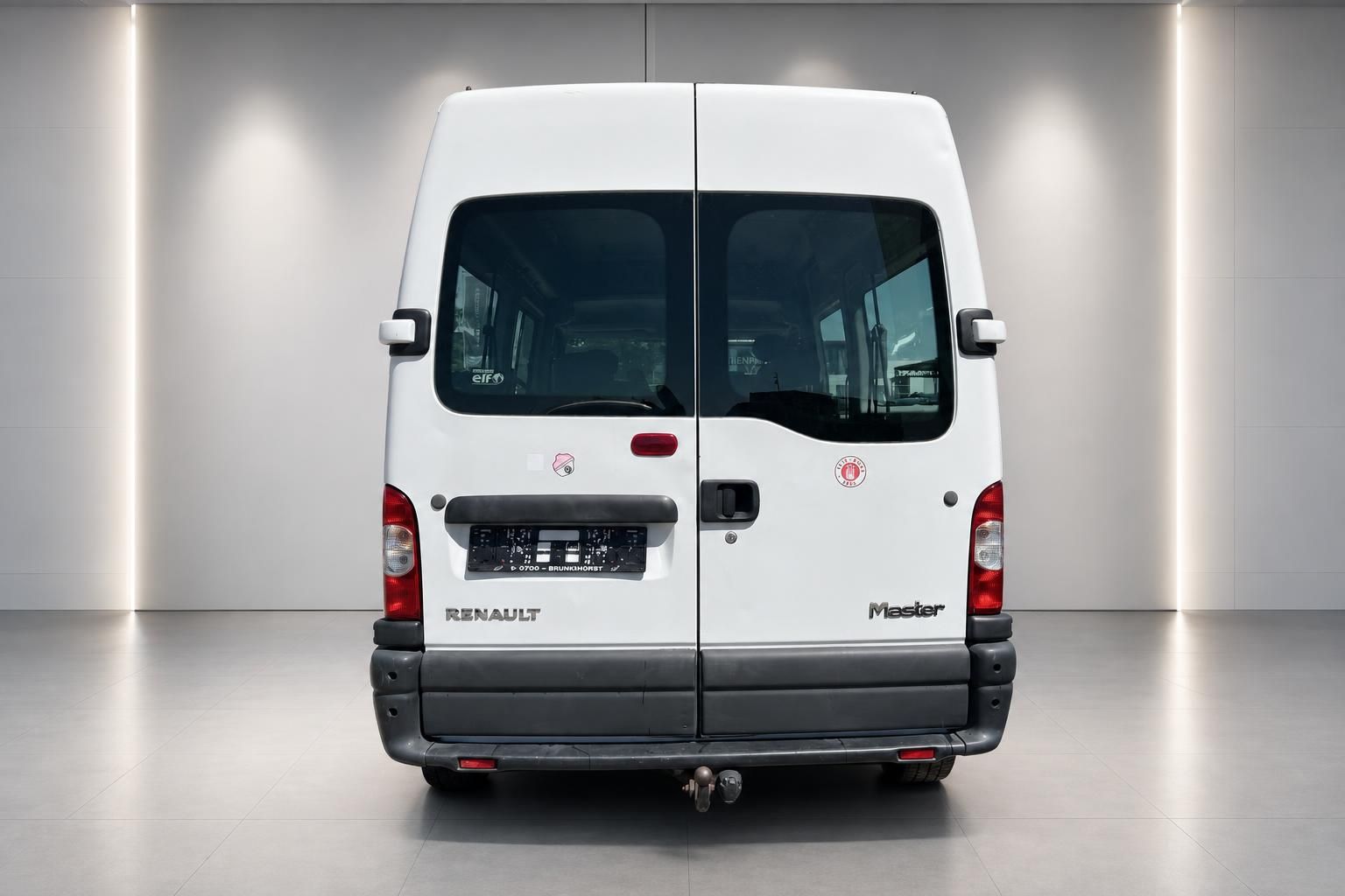 Renault Master Heckansicht weiß - Rückseite des Nutzfahrzeugs mit Hecktüren und Anhängerkupplung